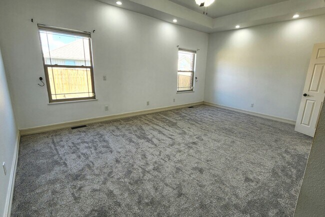 Building Photo - -NIXA- 5 bed 3 bath Home | TWO Large Maste...