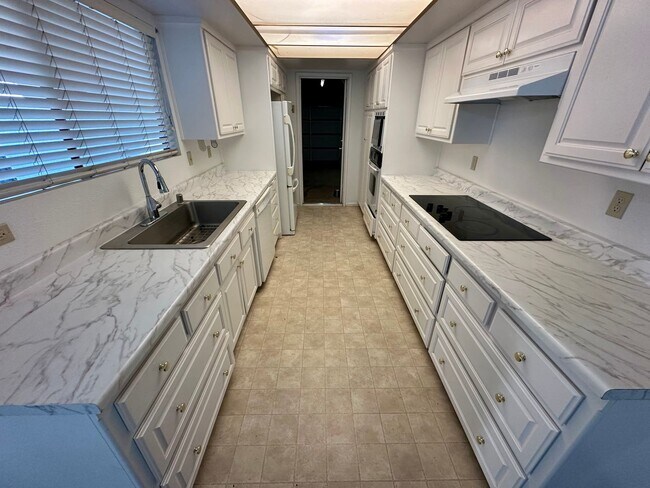 Building Photo - Lovely 3 Bedroom Townhome!