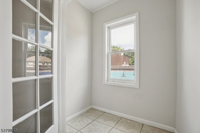 Building Photo - 166 Maplewood Ave