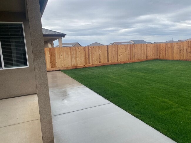 Building Photo - Newer 3 Bedroom 2 Bathroom Home in Tulare!