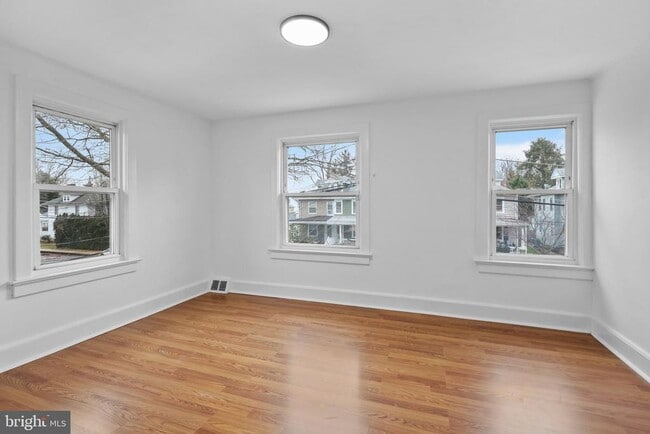 Building Photo - 34 E Hendrickson Ave