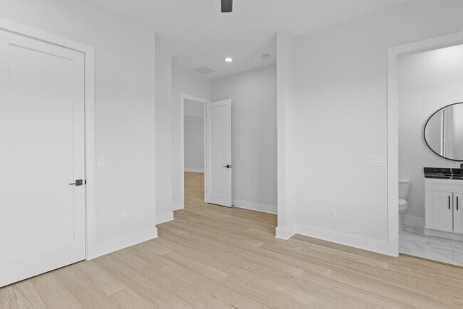 Building Photo - 555 Versailles Dr