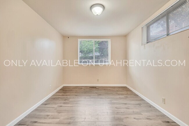 Building Photo - 2551 E Elm Ave