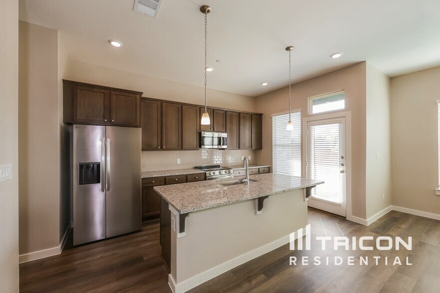 Building Photo - 5460 Sandstone Dr