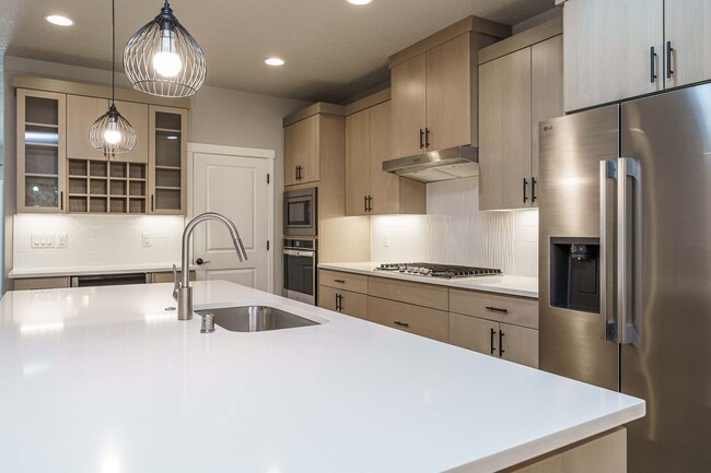 Building Photo - Spacious 4BR Modern Retreat and Luxury Liv...