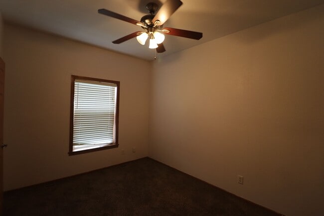 Building Photo - Spacious Town home for rent!