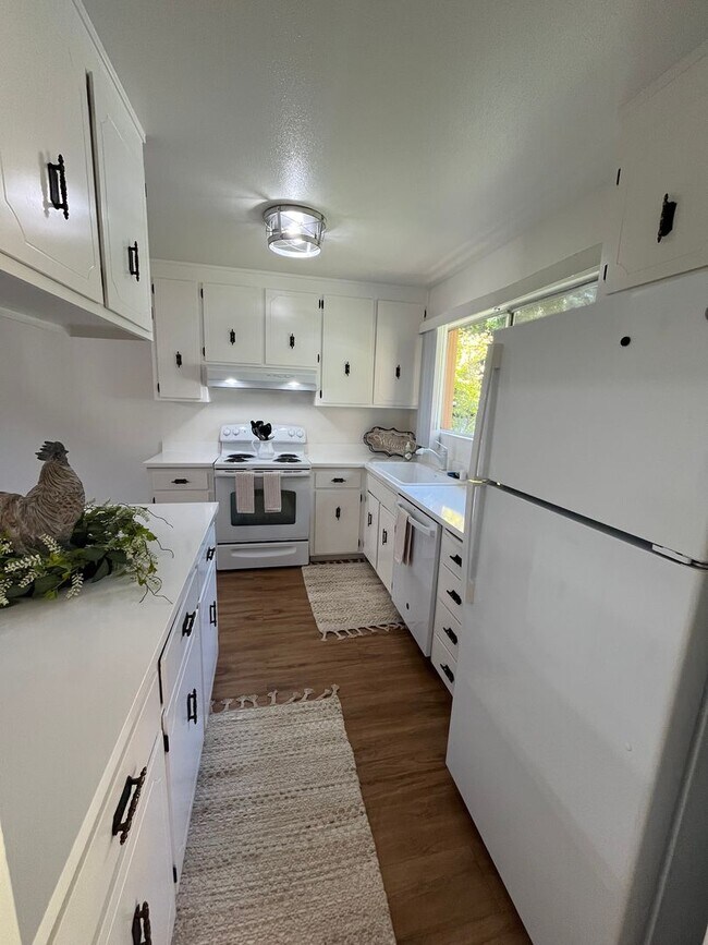 Building Photo - Charming 2-Story Condo on Greenbelt-$500 O...