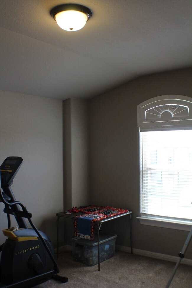 Building Photo - Beautiful spacious rental with fabulous up...