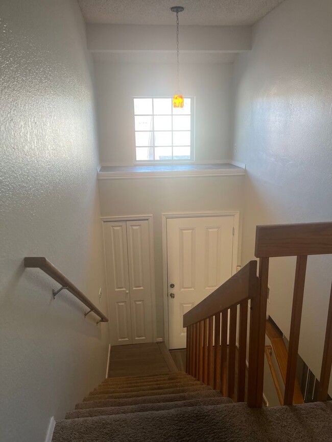 Building Photo - Remodeled 2 Bed/1.5 Bath Townhome for Rent...