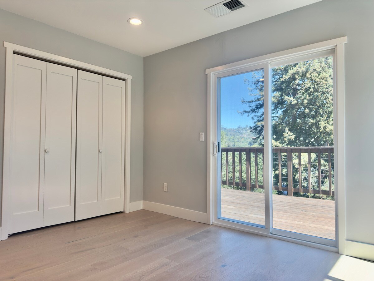 Building Photo - 914 Everett Ave