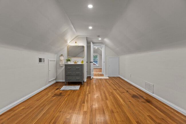 Building Photo - 549 Claymont Dr