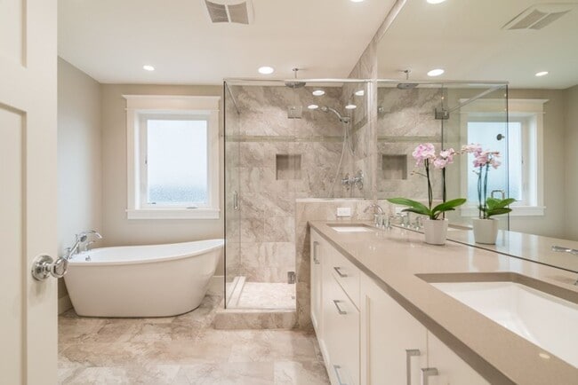 Building Photo - Luxury Townhome in the Heart of Lake Osweg...