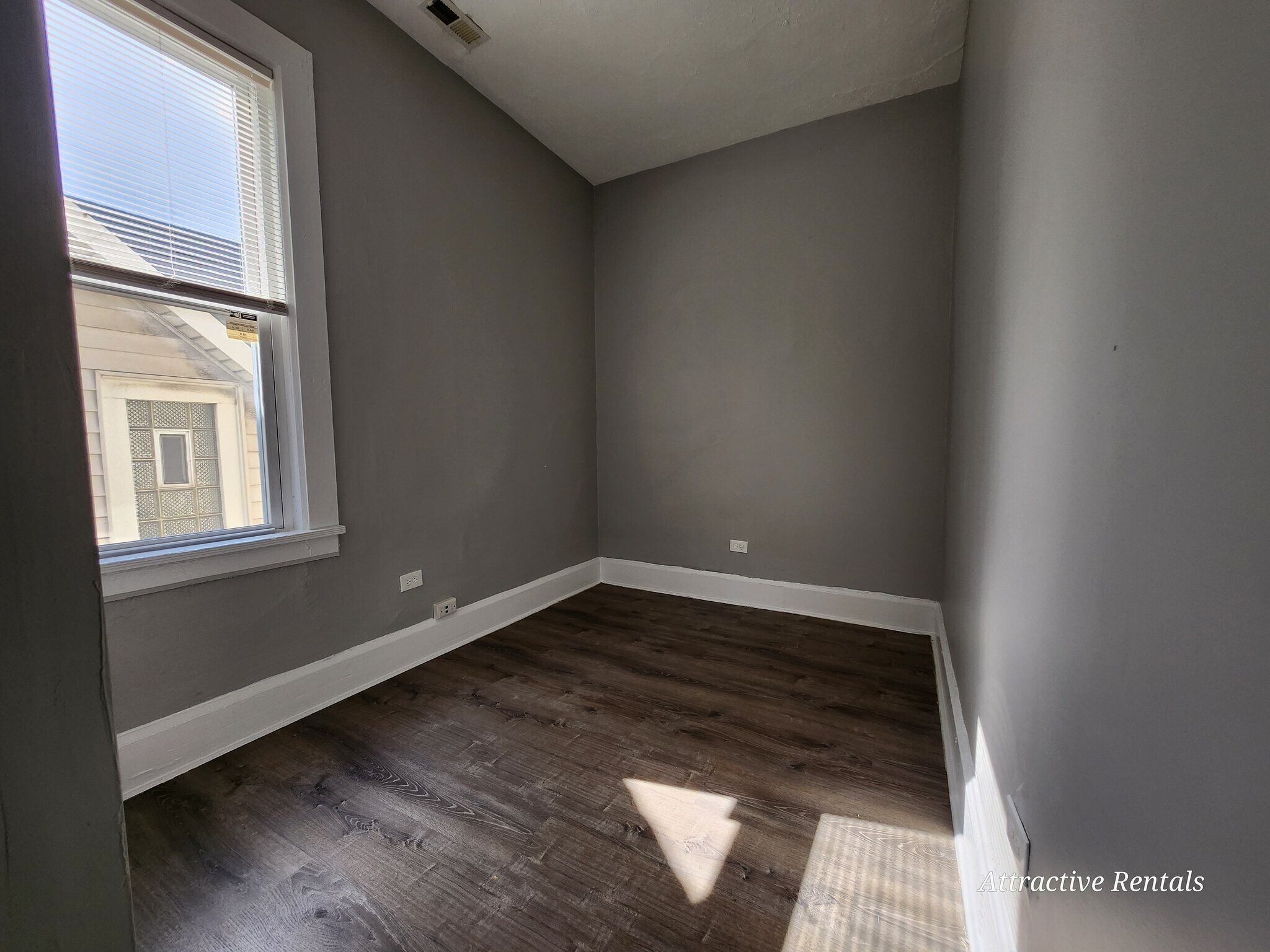 Building Photo - 1350 E 76th St