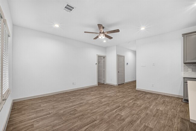 Building Photo - 711 Boer Plns Dr