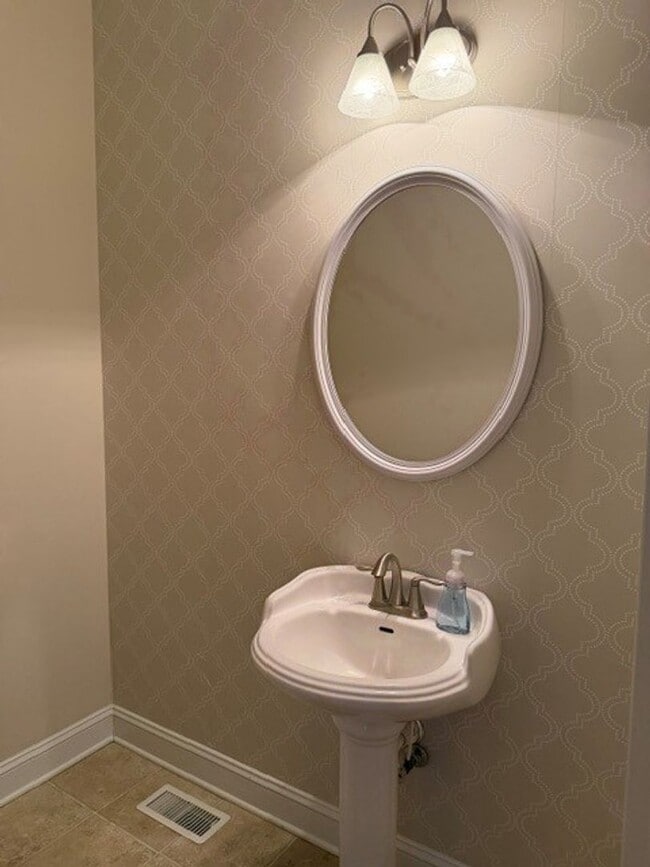 Building Photo - 4 Bed/2.5 Bath Home - Desirable Glen Laurel Subdivision - CBA School District