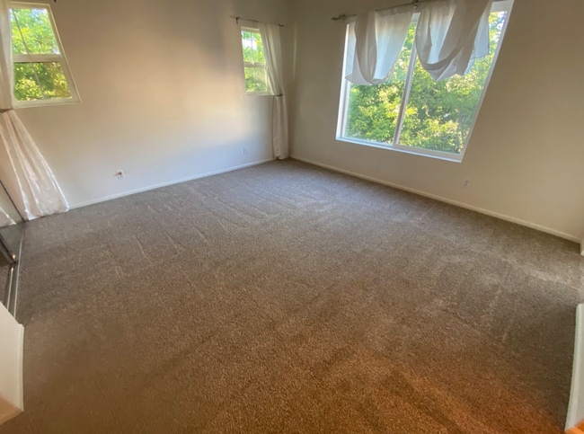 Building Photo - Desirable Bethel home 3BD/2.5 BA - Close t...