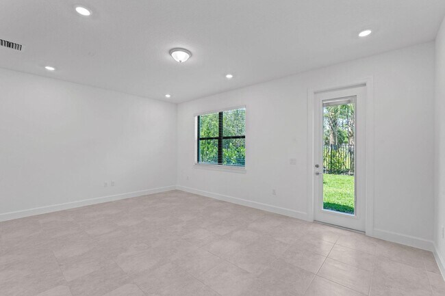 Building Photo - 4291 Lantana Rd