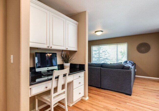 Building Photo - Beautiful Spacious Home!