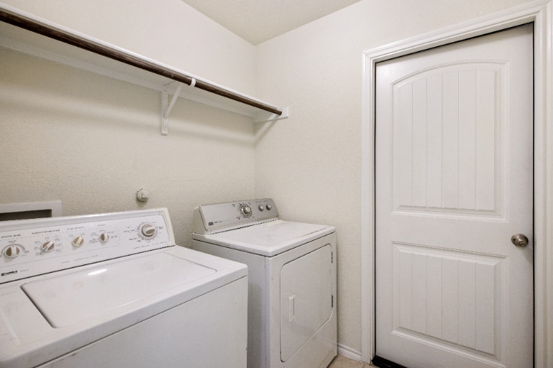 Building Photo - 910 Amber St