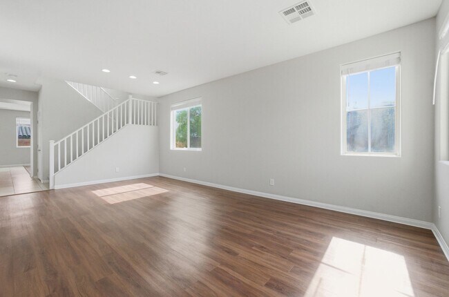 Building Photo - 4 Bedroom House in a Northeast Gated Community