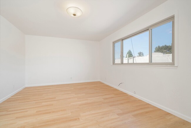 Building Photo - Spacious Two Story Albany Home Two Blocks ...