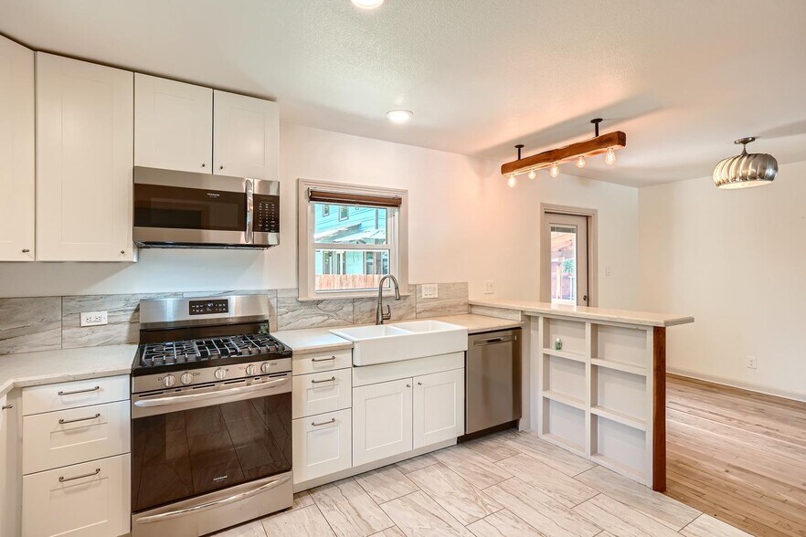 Building Photo - Updated Highland home with mid-century charm