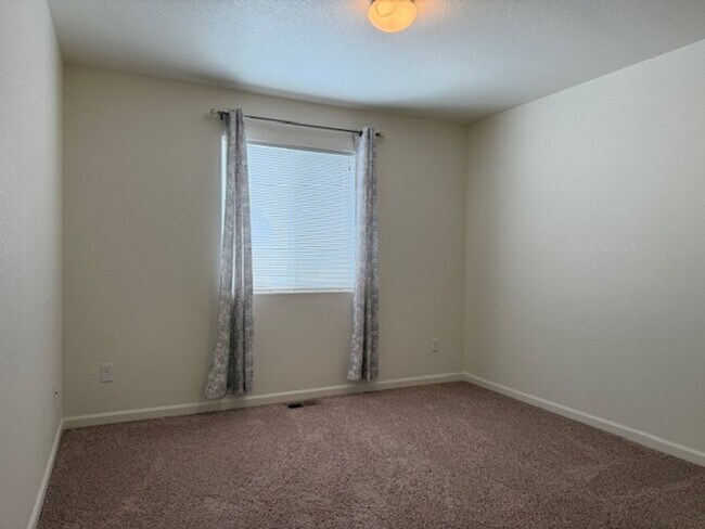 Building Photo - House For Lease