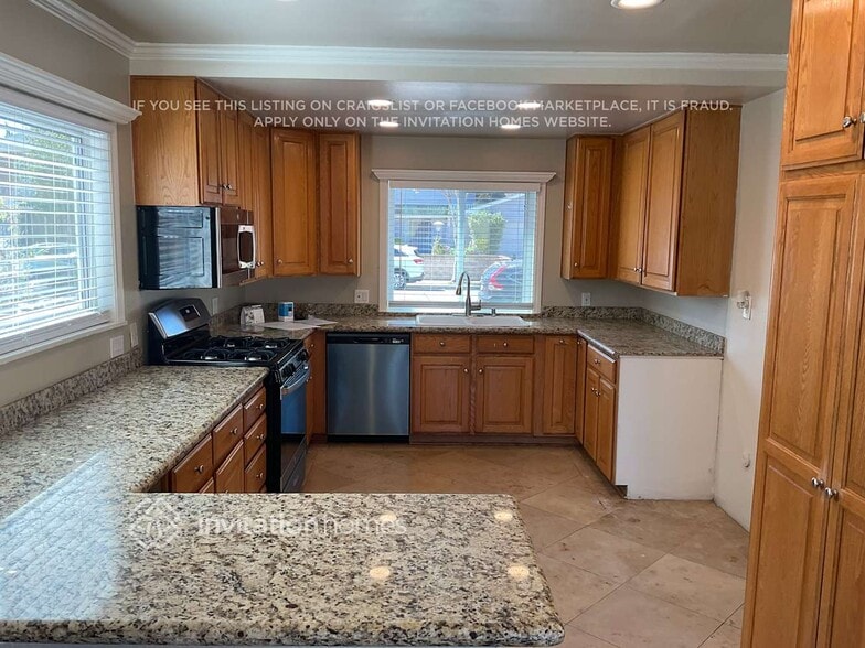 Building Photo - 2051 Kasten St