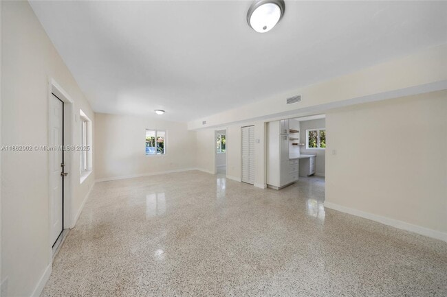Building Photo - 1096 Raven Ave