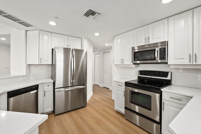 Building Photo - 5051 N Hwy A1A