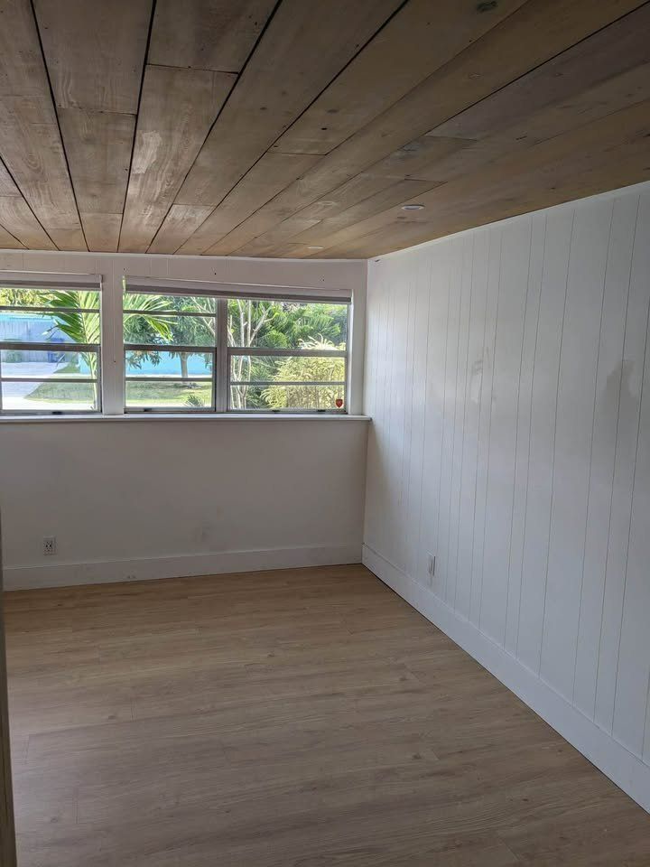 Building Photo - 605 NE 27th St