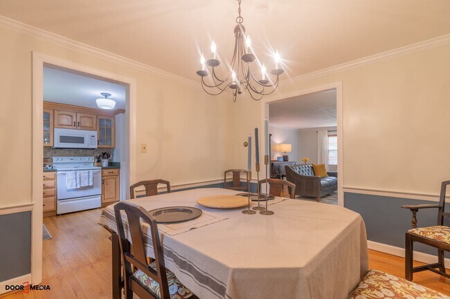 Building Photo - Short Term Furnished Rental -3 Bedroom Spl...