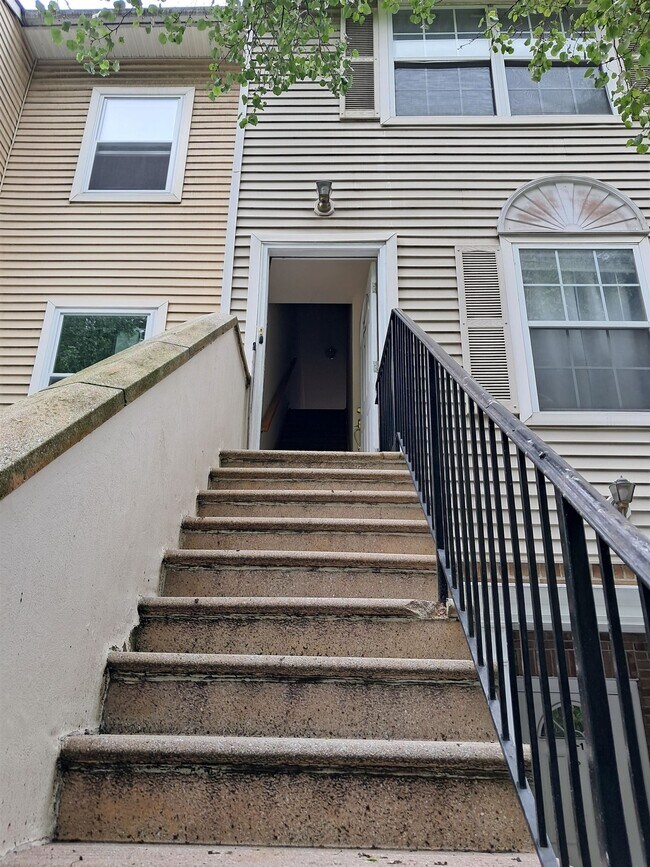Building Photo - 6 Bergen Ridge Rd