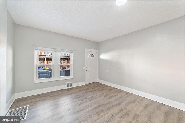 Building Photo - 1249 Kenwood Ave