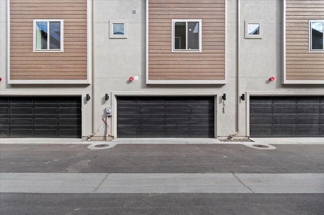 Building Photo - BRAND NEW 3 bed 3.5 bath townhouse