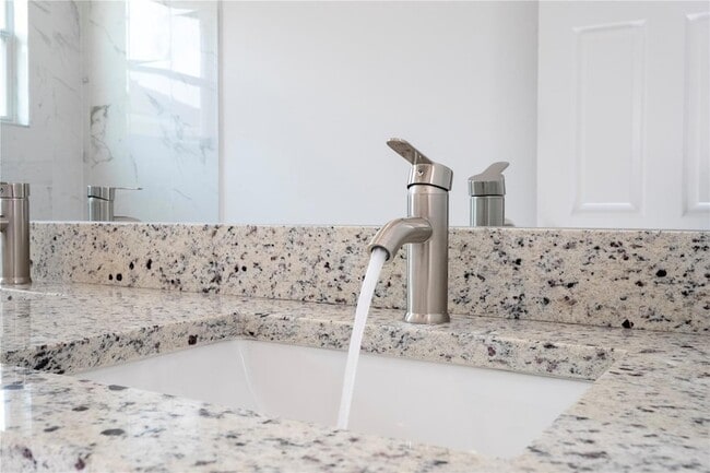 Building Photo - 833 Colville Dr