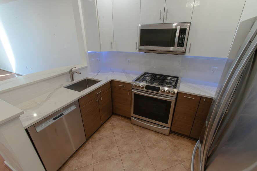 Building Photo - 1645 International Dr