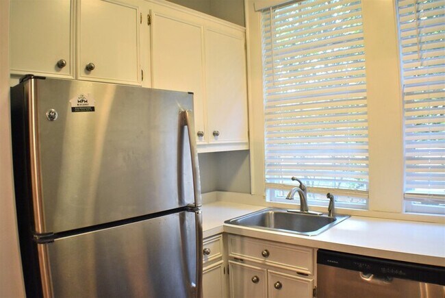 Building Photo - 2417 Blossom St