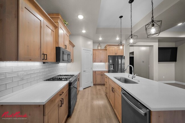 Building Photo - Beautiful and Modern 5 Bedroom Home in Cedar City!