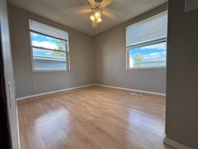 Building Photo - 3 bedroom, 1 bathroom Triplex: Martinsville