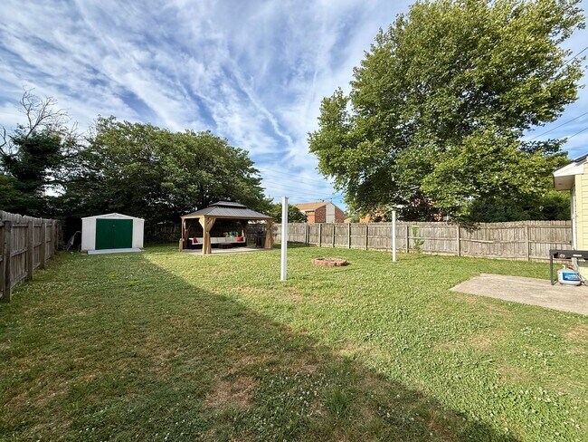 Building Photo - Beutifully updated 4 bed 2.5 bath home with large yard!