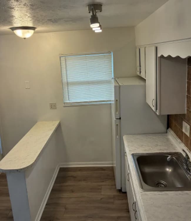 Building Photo - Pinecroft Apartments