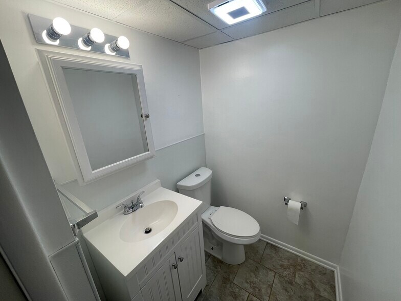 Building Photo - 908 Church St