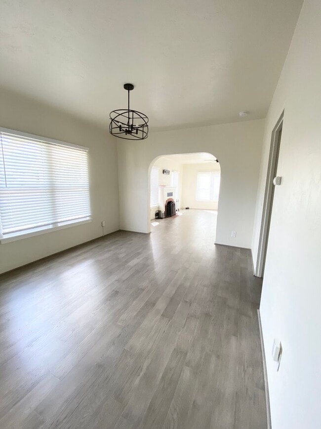 Building Photo - H203-211-P