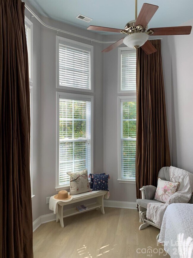 Building Photo - 9033 Rosalyn Glen Rd