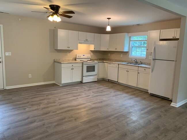Building Photo - $500 OFF 1ST MONTH'S RENT! Water/Sewer/Tra...