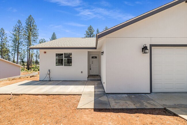 Building Photo - Paradise-Newer construction, 2 bed 2 bath +Bonus room, Garage, fenced yard, RV parking