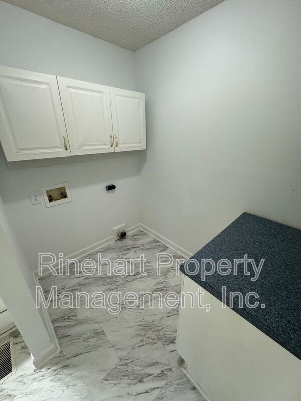 Building Photo - 422 S Jones Ave