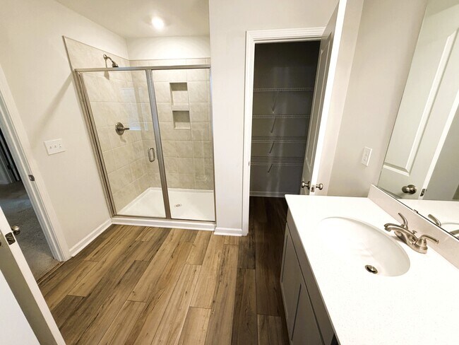 Building Photo - 2116 Mapleton Dr