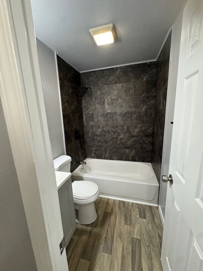 Building Photo - Three Bedroom, One Bath for Rent